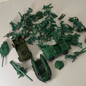 Vintage Green ARMY MEN Soldiers Green /light Green Mix 61 Piece 55 Men